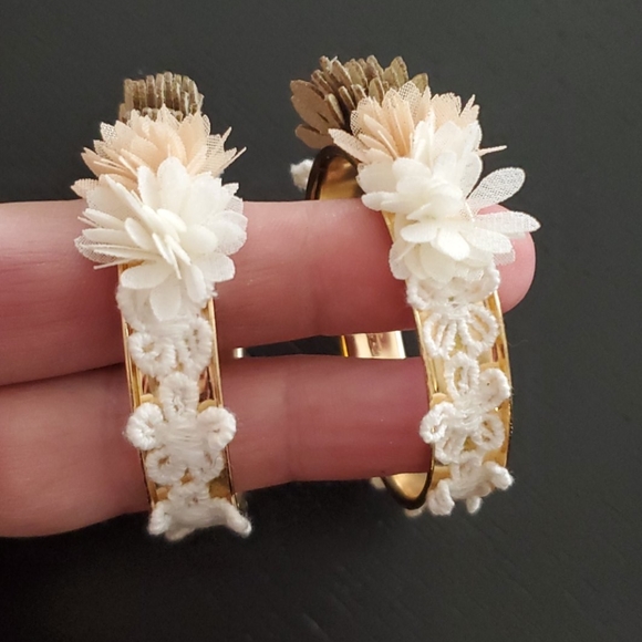 🆕️ Floral Hoop Earrings - Picture 6 of 7